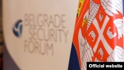 Logo Foruma i zastava Srbije