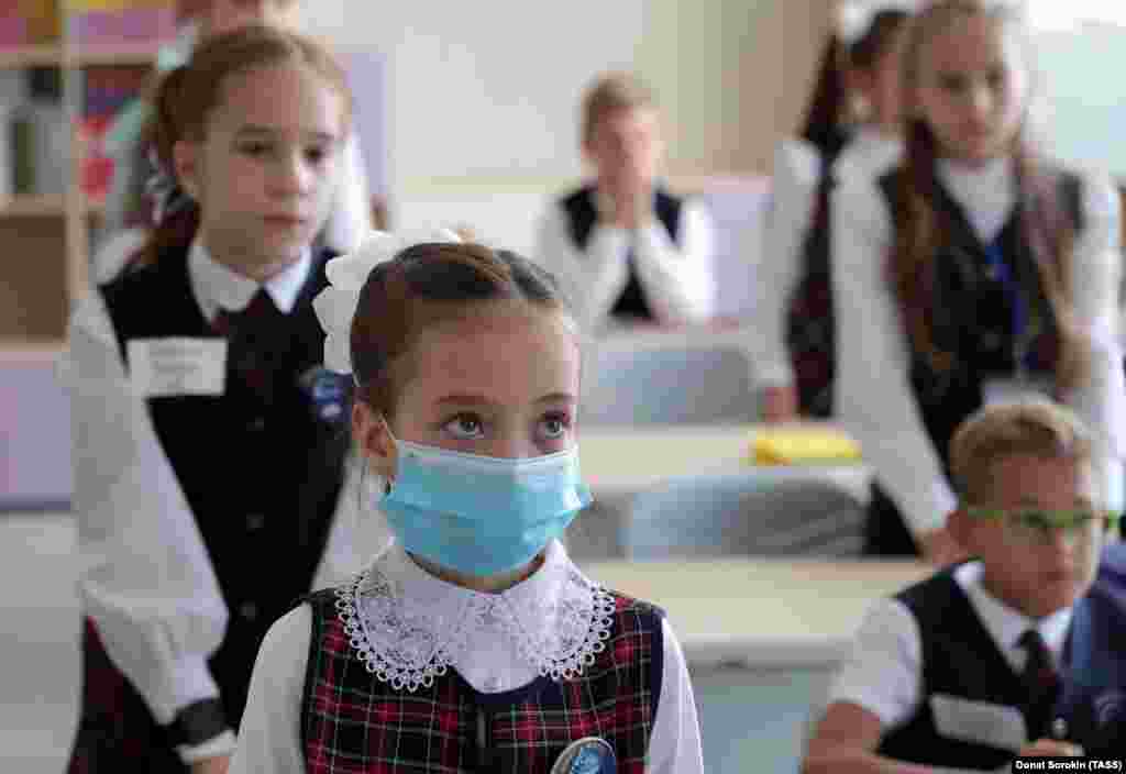 Festivitățile tradiționale de la începutul anului școlar au fost anulate în Ekaterinburg, Rusia. În școlile din întreaga Rusie este măsurată temperatura elevilor la intrare și sunt folosite pulverizatoare antiseptice și lămpi pentru dezinfectare.