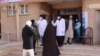 هرات کې روغتیايي کارکونکي د مشکوکو کسانو د ټیسټ اخیستو پرمهال- ارشیف