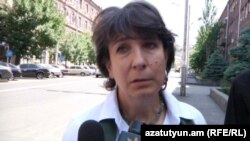 «Սիվիլիթաս»-ի տնօրեն Սալբի Ղազարյանը զրուցում է «Ազատություն» ռադիոկայանի հետ, Երեւան, 15-ը հունիսի, 2012թ. 