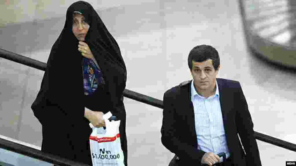 İran: Keçmiş prezident Əkbər Haşimi Rəfsəncaninin qızı Fatemeh və kiçik oğlu Yasser.