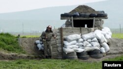 ԼՂ ՊԲ զինծառայողը մարտական հերթապահություն է իրականացնում Մարտունու մոտ, 8-ը ապրիլի, 2016թ․