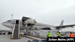 Разтоварването на китайските ваксини на летището в Будапеща.