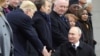 АКШнын президенти Дональд Трамп, Орусиянын президенти Владимир Путин жана башка дүйнө лидерлери Парижде Биринчи Дүйнөлүк согуштун аякташынын 100 жылдык мааракесинде. 11-ноябрь, 2018-жыл. 