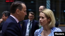 ÝB-niň baş diplomaty Kaýa Kallas (sagda) Polşanyň daşary işler ministri Radoslaw Sikorski bilen duşuşýar. 