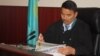 Судья Алматинского городского суда Канат Молдашев смотрит номер "Правдивой газеты". Алматы, 22 августа 2013 года. 