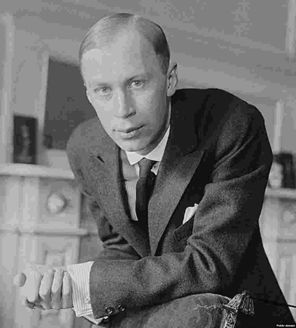 Nakon revolucije u Rusiji, Prokofjef se seli za San Francisco, a nekoliko godina kasnije odlazi u Pariz. U SAD-u nastaje opera ¨Zaljubljen u tri naranče¨ koja se premijerno izvodi 1921. godine.