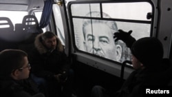 Autobus u Sankt Peterburgu izlepljen plakatom sa likom Josifa Staljina, februar 2013.
