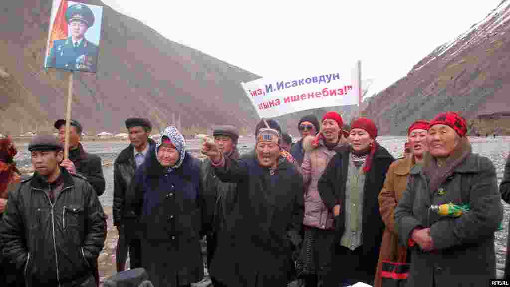 Алайдагы тоо кыялаган жөө жүрүш - Алайдагы Сопу-Коргон айылынын 200 чакты тургуну генерал Исмаил Исаковду коргоо комитетинин штабына саарлап жыйналгыча, милициянын атайын багыттагы отрядын салган үч автобус аймактагы чоң көпүрөлөргө бөлүнүп, Ош - Эркеч-Там автожолун кан буугандай тосушту.