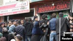 Очередь за долларами. 2015 год