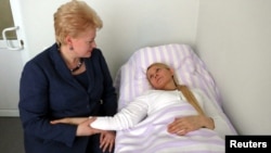 Iulia Timoșenko e vizitată la spital de Dalia Grybautskaite, președinta Lituaniei, țara care deține președinția rotativă a UE.