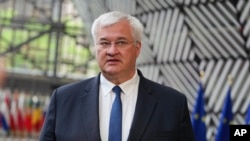 «Не потрібно вказувати українському президенту, що робити чи говорити і коли. Він – президент України, а не Угорщини», – заявив голова МЗС України