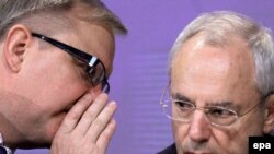 Комесарот за проширување Оли Рен и Комесарот за внатрешни прашања Жак Баро на прес конференција ја објавуваат препораката на ЕК за укинување на визите на Македонија, Србија и Црна Гора 