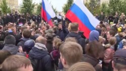 Hundreds In Moscow Hold Protest On Putin's Birthday