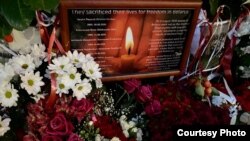 Мэмарыял памяці Бандарэнкі ля амбасады Беларусі ў Лёндане. Вечар 14 лістапада. 