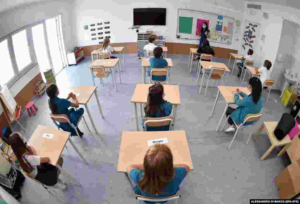 Elevi în timpul orelor la Școala Mondială Internațională din Torino. Școlile din Italia și-au deschis ușile mai devreme de 14 septembrie, data oficială de începere a anului de studii, pentru elevii care au rămas în urmă cu lecțiile în timpul pandemiei.