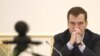 Narodetski:"Dmitriý Medwedew Türkmenistandan ahalteke atyny sowgat alanam bolsa, Kremlden anyk çözgüt talap edýän goşmaça köp meseleleri özi bilen alyp gitdi." 
