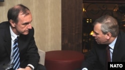 Polish Defense Minister Bogdan Klich (left) with NATO Secretary-General Jaap de Hoop Scheffer