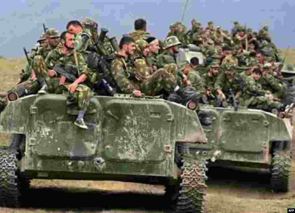 Нерӯҳои Русия дар шаҳракаи Ҷаваи Осетияи Ҷанубӣ - Russian troops sit on armoured personnel carriers in the South Ossetian town of Java on August 9, 2008.
