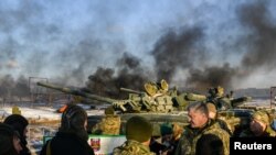 Петро Порошенко украин аскерлеринин машыгуу борборуна барган учур. 28-ноябрь, 2018-жыл.