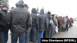În rând pentru a fi duşi la miting