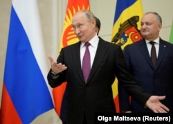 Очільник Росії Володимир Путін і тогочасний президент Молдови Ігор Додон перед зустріччю глав СНД у Санкт-Петербурзі, Росія. 6 грудня 2018 року