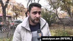 Խաչատուր Միքայելյանը զրուցում է «Ազատության» թղթակցի հետ, արխիվ