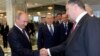 Про неоприлюднені телефонні переговори президентів України та Росії Петра Порошенка (п) і Володимира Путіна стало відомо пресі. На фото: рукостискання перед початком переговорів у форматі Україна – ЄС – «Євразійська трійка», Мінськ, 26 серпня 2014 року