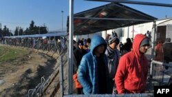 Pamje e migrantëve duke pritur që të kalojnë nga kufiri i Greqisë në Maqedoni në vendkalimin Idomeni