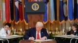 Donald Tramp Ak Tamda buýruga gol çekýär. 20-nji mart, 2025.

