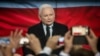 У Польщі владна партія «Право і справедливість» здобула на парламентських виборах 235 мандатів у Сеймі з 460, або 43,59 відсотка голосів виборців. Таким чином, партія Ярослава Качинського зможе самостійно сформувати уряд