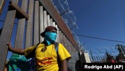 Migranți la frontiera între Mexic și Statele Unite
