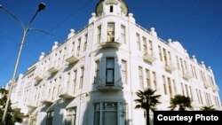 Знаменитая кофейня находится на сухумской набережной, напротив гостиницы «Рица»