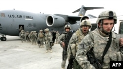 Owganystandan gaýdan amerikan soldatlary Manas awiabazasyna gelip düşýärler. 2009-njy ýylyň fewraly.