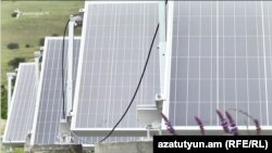 Панели по производству солнечной электроэнергии, изготовленные в Армении (архив)