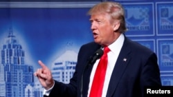 Donald Trump la Michigan, pe cînd era candidat prezidențial discutînd problemele economice americane