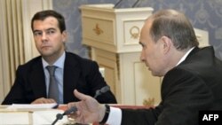 Dmitri Medvedev şi Vladimir Putin la Moscova an aprilie 2008.