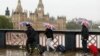 Pe podul Lambeth de la Londra
