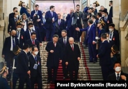Президент России Владимир Путин и председатель Китая Си Цзиньпин покидают Кремль после приема в честь визита китайского лидера в Москву. Россия, 21 марта 2023 года