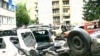 Automobili ispred zgrade policije u Bugojnu nakon eksplozije 27. juna 2010