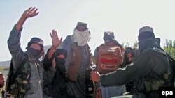 Taliban fighters withdraw from Buner on April 24.