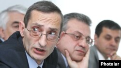 Հայաստան -- ՀՌԱՀ նախագահ Գրիգոր Ամալյանը (ձախից)՝ «Կենտրոն» TV-ի հարցի քննարկման ժամանակ, Երեւան, 11-ը մայիսի, 2012թ.