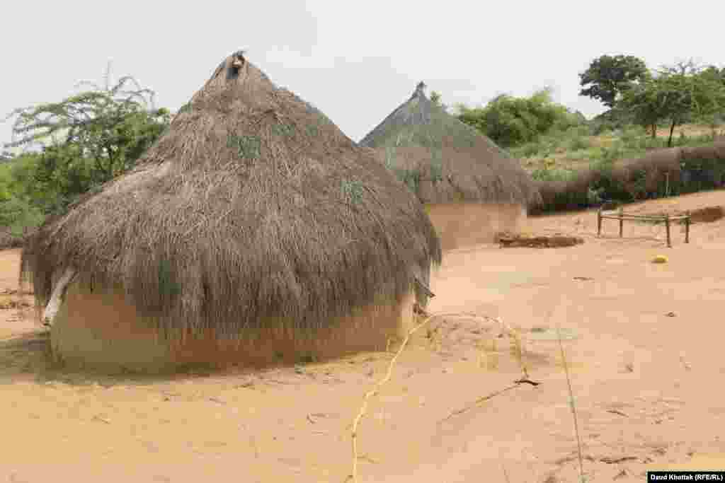 A typical Tharparkar house provides shelter from both high temperatures and heavy rains. A “chunra” costs between 20,000 and 25,000 rupees ($120 - 150) and can last for up to 10 years.