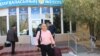 Американец Джордж Джозеф Диаб у здания суда в Актау. 9 апреля 2018 года.
