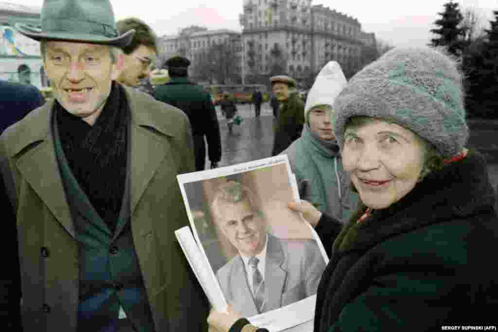 The first direct presidential elections in Ukraine&#39;s history were to take place on December 1, 1991, the same day as its independence referendum. A supporter of presidential candidate Kravchuk holds his campaign poster in Kyiv on November 30.