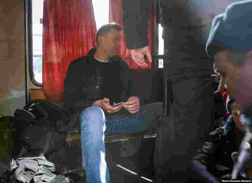 Navalnîi într-un mini-van al poliției după ce a fost reținut în timpul unui miting de la Moscova, în martie 2017. Tot atunci a fost amendat cu 350 de dolari pentru că a participat la un protest ilegal. 