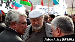 Рустам Ибрагимбеков (в центре) и Эльдар Намазов (слева) на акции протеста. Баку, 8 апреля 2012