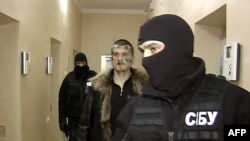 Украина -- Украинан Кхерамазаллин сервисо хаам бина, Оьрсийчоьнан лаккхарчу куьйгалхошна тIелатар дан кечлуш хиллачу Осмаев Адаман а, Пьянзин Ильян а бехк-такхаман гIуллакх теллина доьвлла шаьш аьлла, 2012