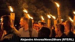 Ultranaționaliști americani demonstrînd la Universitatea Virginia