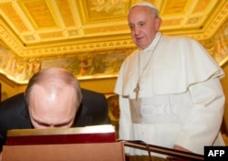 Papa Francisc și Vladimir Putin oferindu-și reciproc daruri la Vatican, 25 noiembrie, 2013